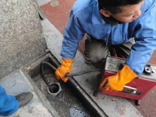 莺歌海镇疏通下水道