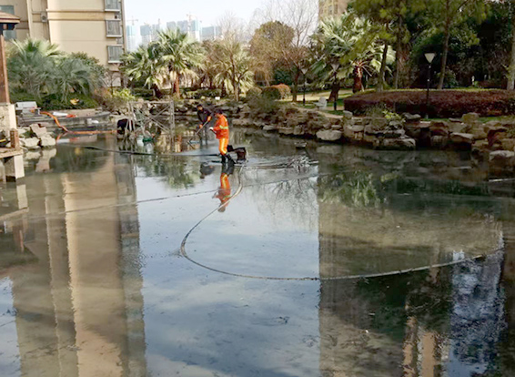 莺歌海镇景观池淤泥清理