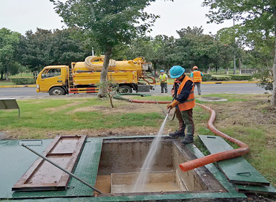 莺歌海镇化油池清理