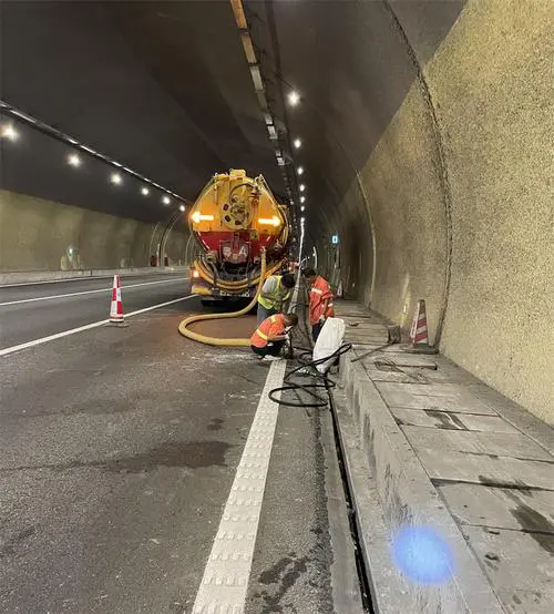 莺歌海镇隧道排水渠清淤